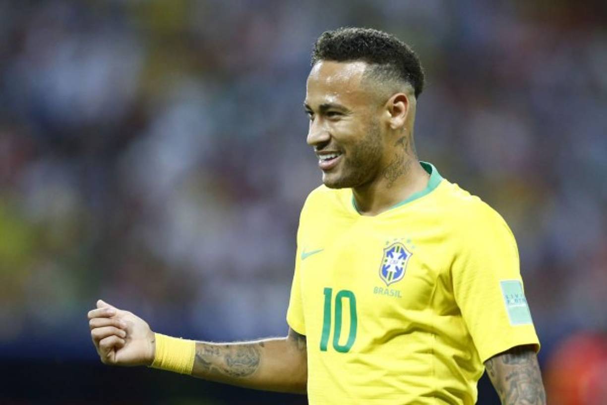 El Real Madrid sigue manejando en su agenda el nombre de Neymar y ahora más ante la posible salida de Cristiano Ronaldo. El club blanco en el brasileño el reemplazo de CR7 y el diario Marca asegura que el Real Madrid estaría preprando unos 300 millones de euros por el delantero de 26 años.