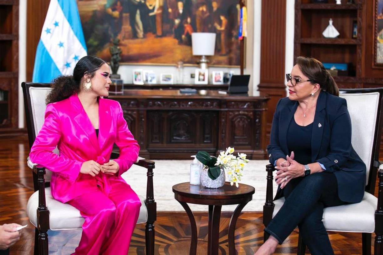 La presidenta de Honduras, Xiomara Castro de Zelaya, se reunió esta tarde en Casa Presidencial con la cantante hondureña Cesia Sáenz. 
