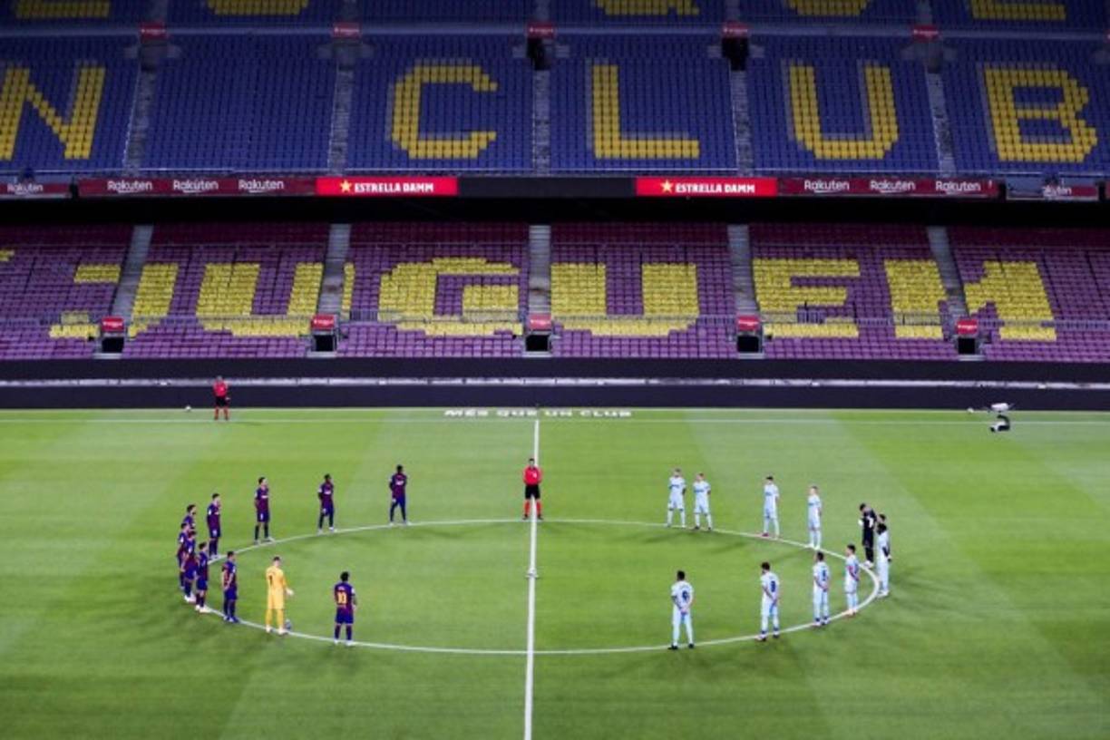 Los jugadores de ambos equipos hicieron un minuto de silencio en el Camp Nou por las víctimas que ha dejado el coronavirus.