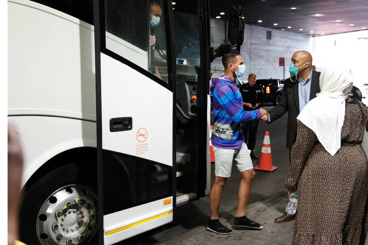  La llegada de tantos extranjeros encontró desprevenida a Nueva York, que vio cómo sus refugios para indigentes se llenaban rápidamente y grupos de ayuda trabajaban sin descanso para asistir a los migrantes. La ciudad ha enviado personal a la estación principal de autobuses, Port Authority, para recibir los autobuses que llegan cargados de extranjeros.