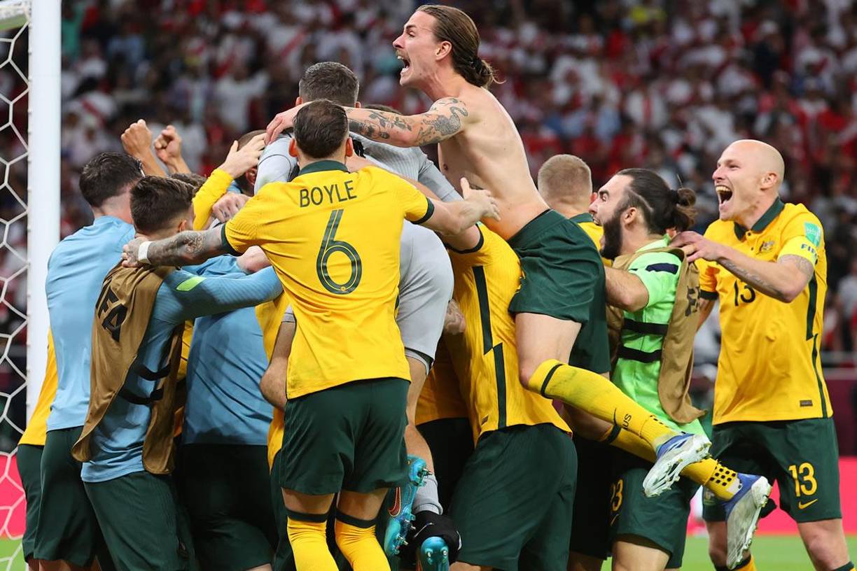 Los jugadores de Australia celebran la clasificación al Mundial de Qatar 2022.