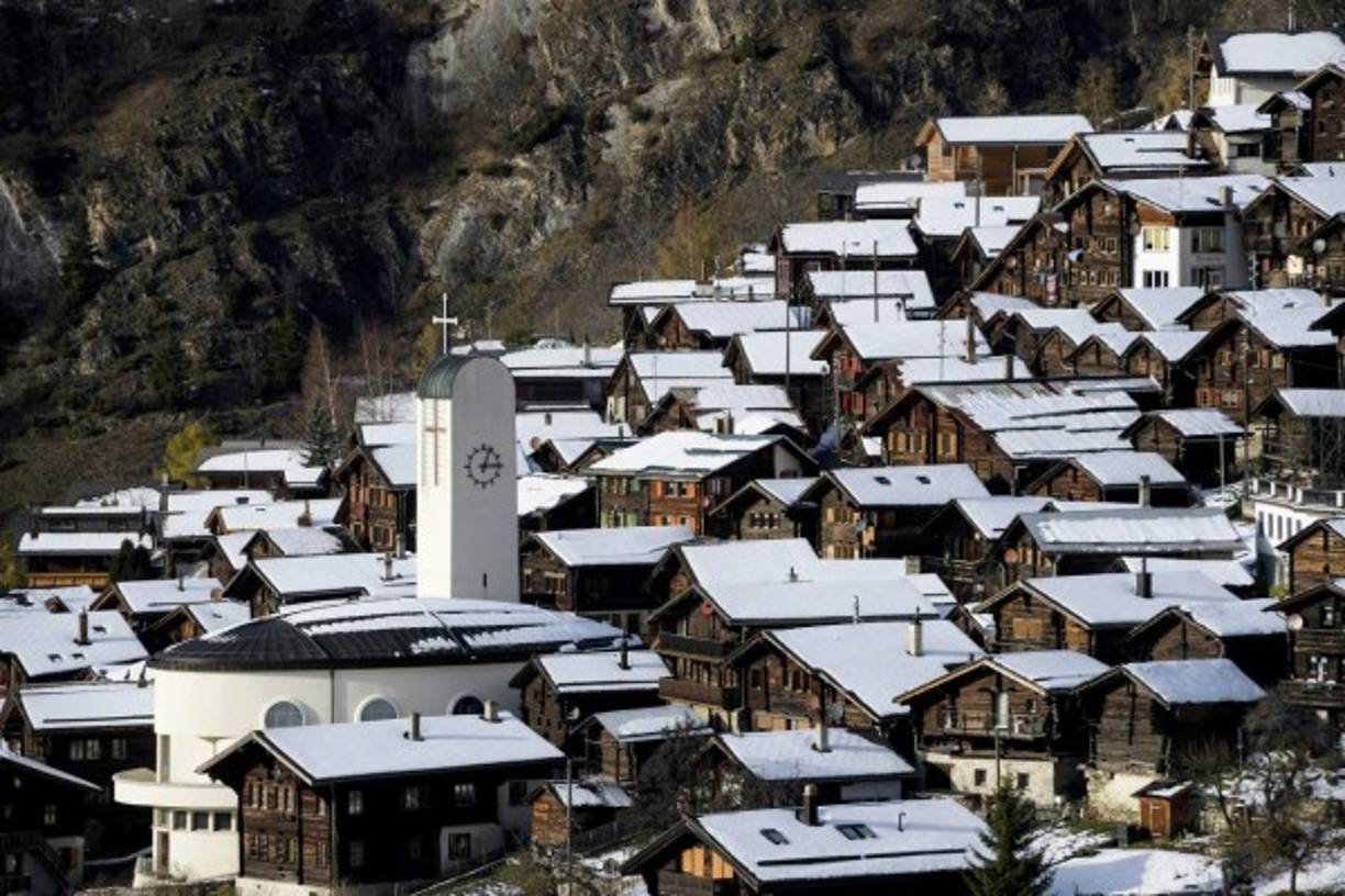 Albinen es un pueblo de sólo 248 habitantes en el cantón suizo del Valais y sus habitantes han aprobado una iniciativa singular para frenar la despoblación: pagar, bajo estrictas condiciones, $25,000 dólares a cada persona que se mude a la localidad y se quede al menos diez años.<br/>
