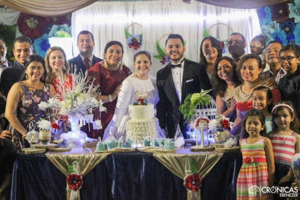 Cada grupo de servidores en la iglesia se organizó, por su propia iniciativa, para preparar un detalle a la pareja.