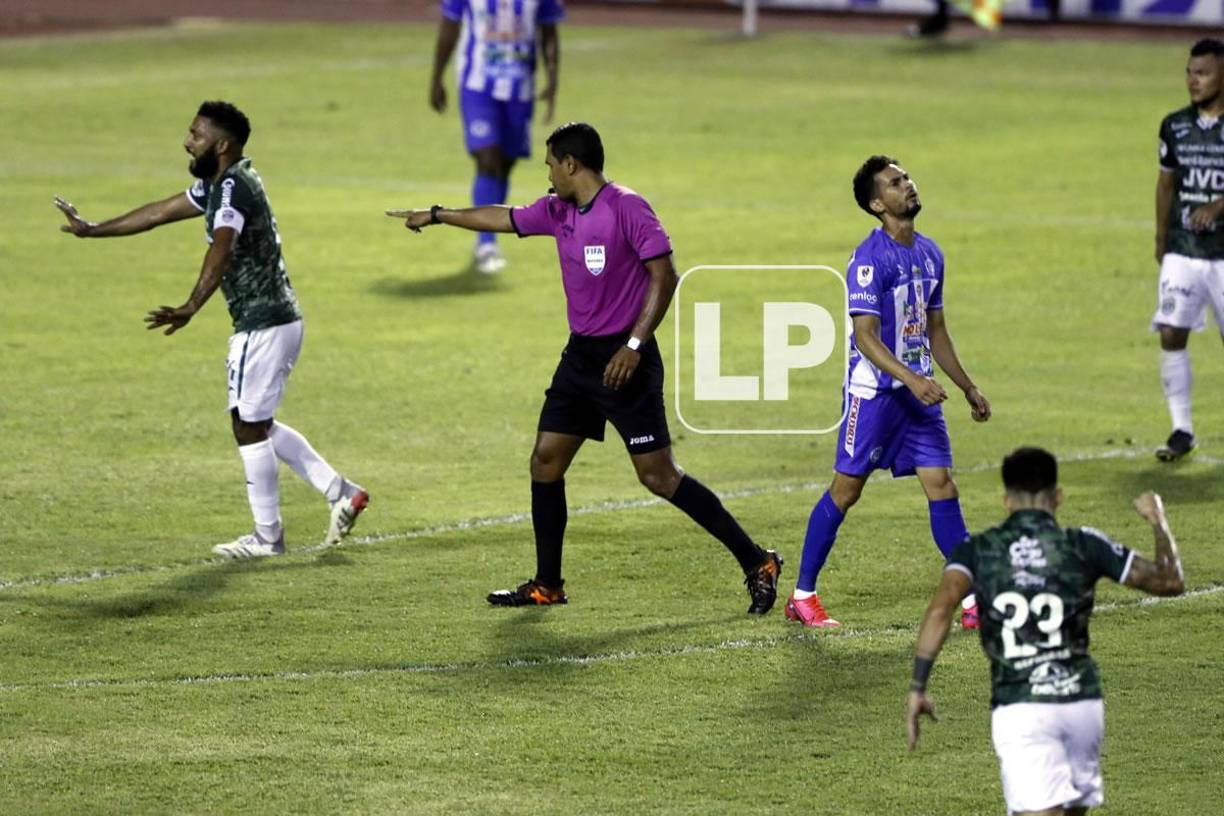 El árbitro Raúl Castro señalando el penal a favor del Marathón.