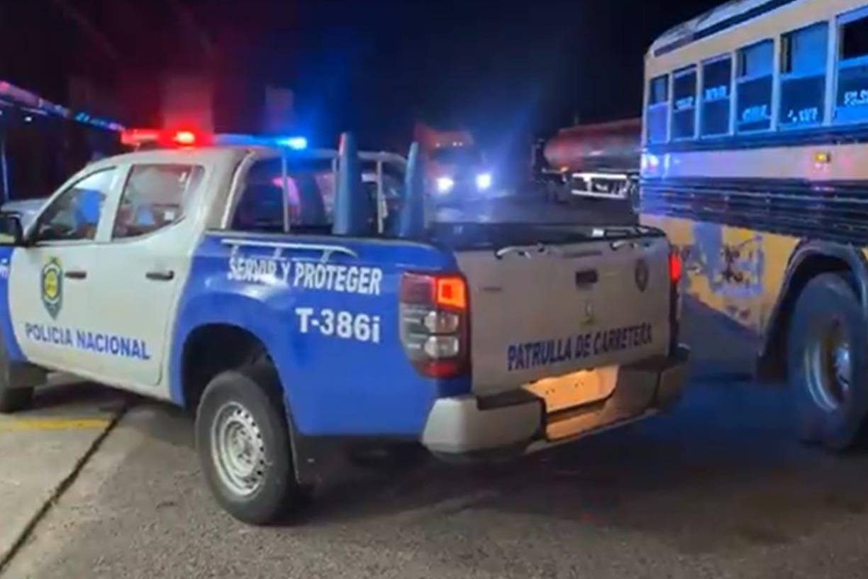 Los familiares de las víctimas montaron los cuerpos sin vida a al bus de la excursión, pero la Policía Nacional los llevaría a Medicina Forense.