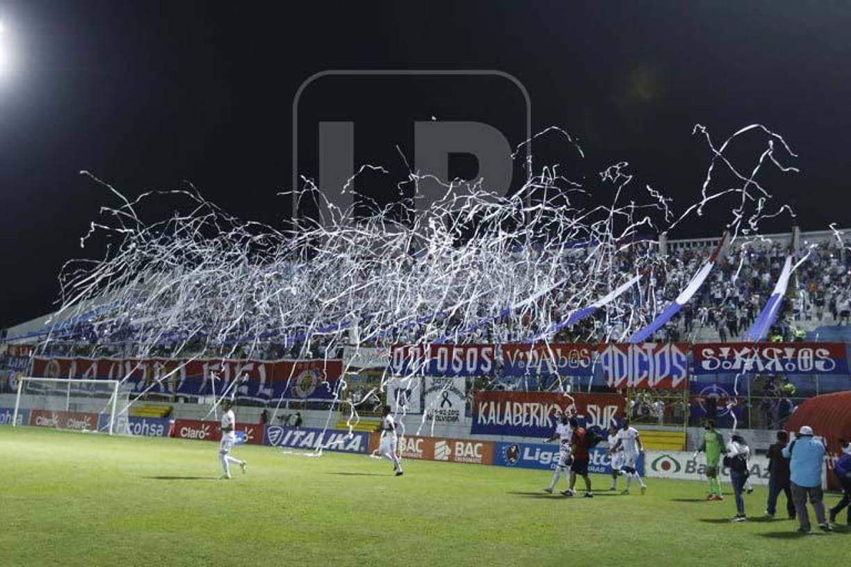 La Ultra Fiel puso el show en Sol Sur del estadio Morazán.