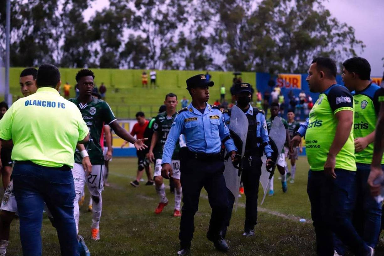 La Policía Nacional intervinó rápido para detener la tremenda pelea.