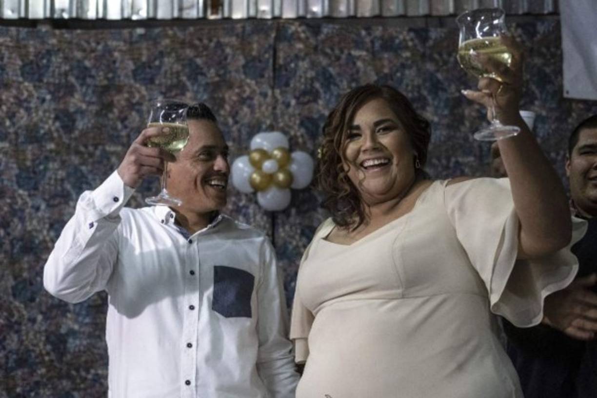 El hondureño viajó a México en la caravana migrante donde conoció a su esposa mexicana.