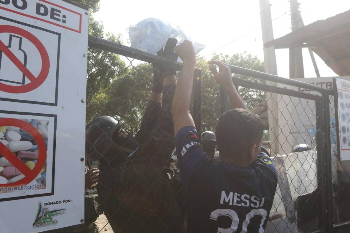 Familiares de reos esperan información de sus parientes