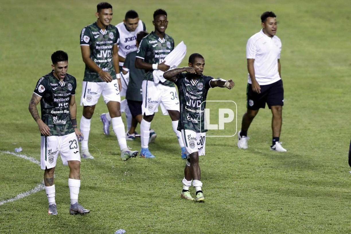 Los jugadores del Marathón festejaron el triunfo sobre el campo del Olímpico.