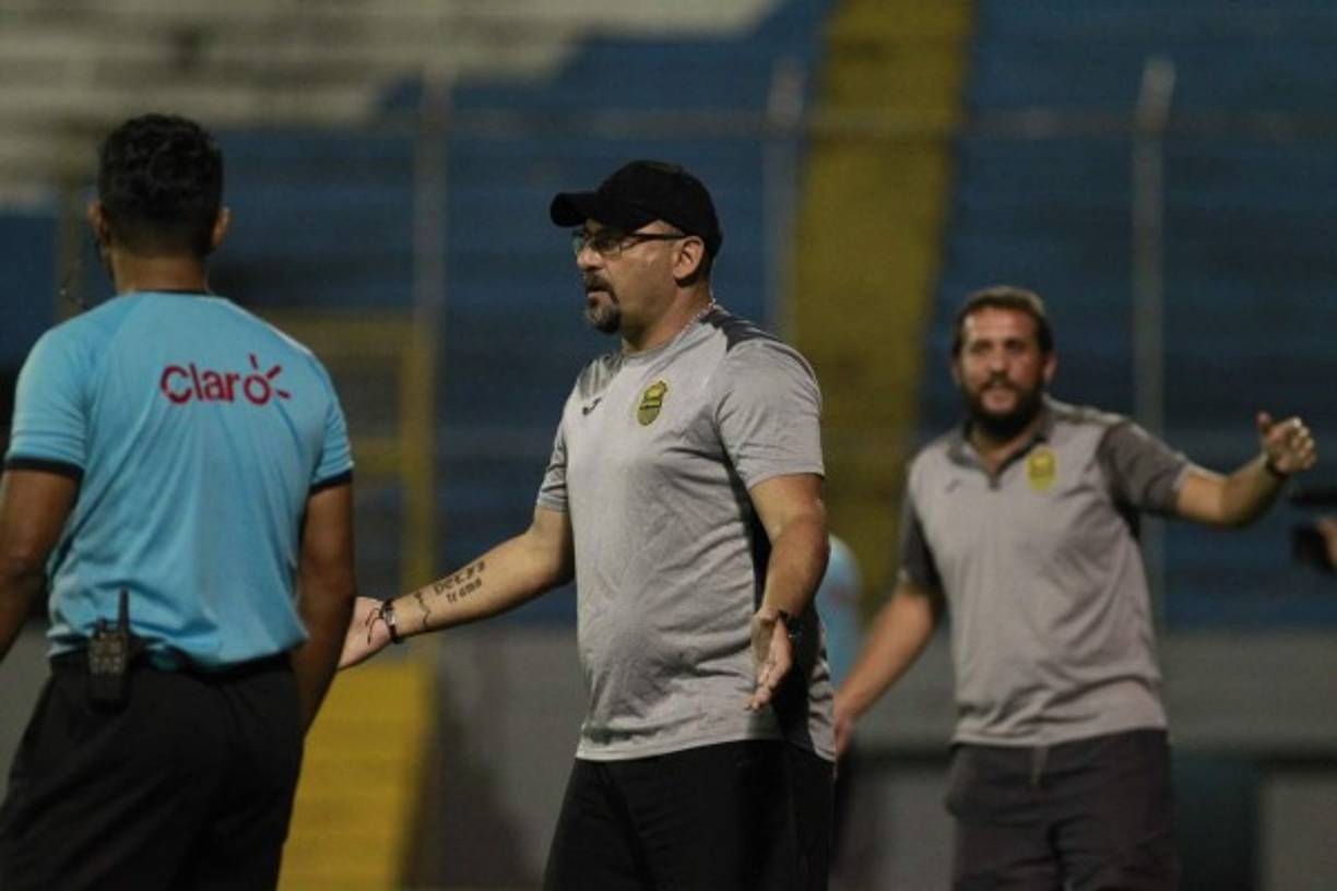 El árbitro Marlon Díaz expulsó en el primer tiempo del partido al entrenador del Real España, Martín “Tato” García, y a su asistente técnico Rafael Cánovas por reclamos.