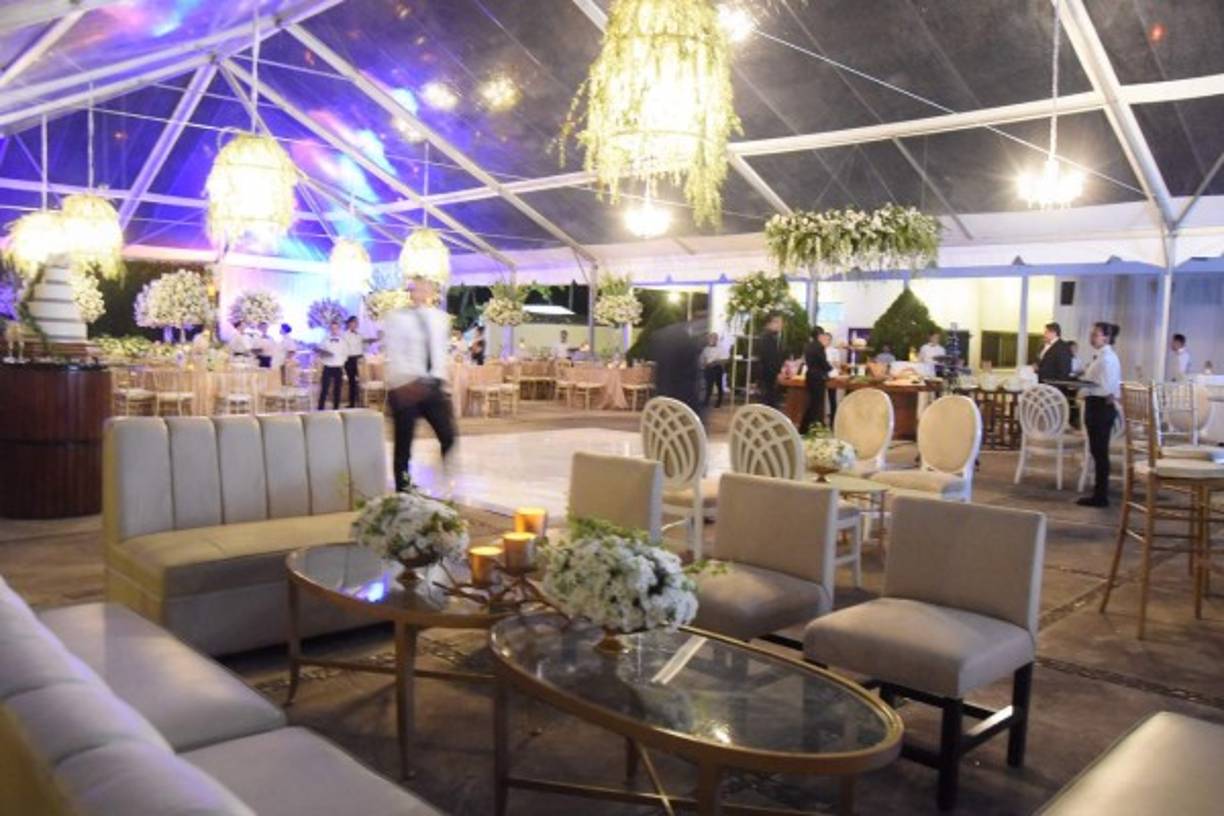 La comodidad Salas estilo living, sillones chester y sillas lobby destacaron en el montaje relajado donde se congregaron los invitados más jóvenes.