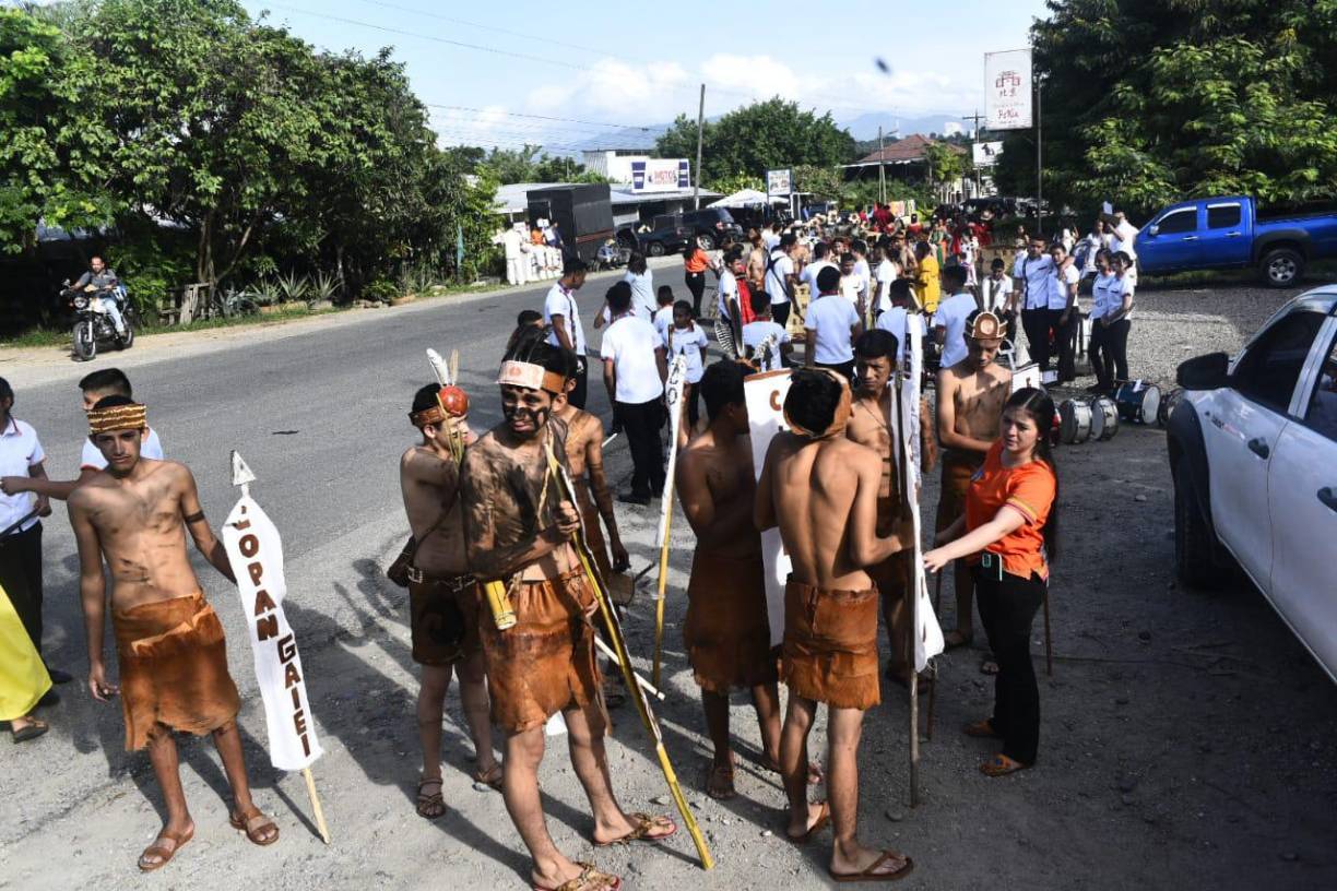 Sin bandas musicales que los acompañen, sólo empuñando el arco y una flecha de ramas y hule, los pequeños de la aldea Congolón, que pertenece al municipio de Gualcinse, Lempira, se aprestaban a rendir tributo a su prócer. 