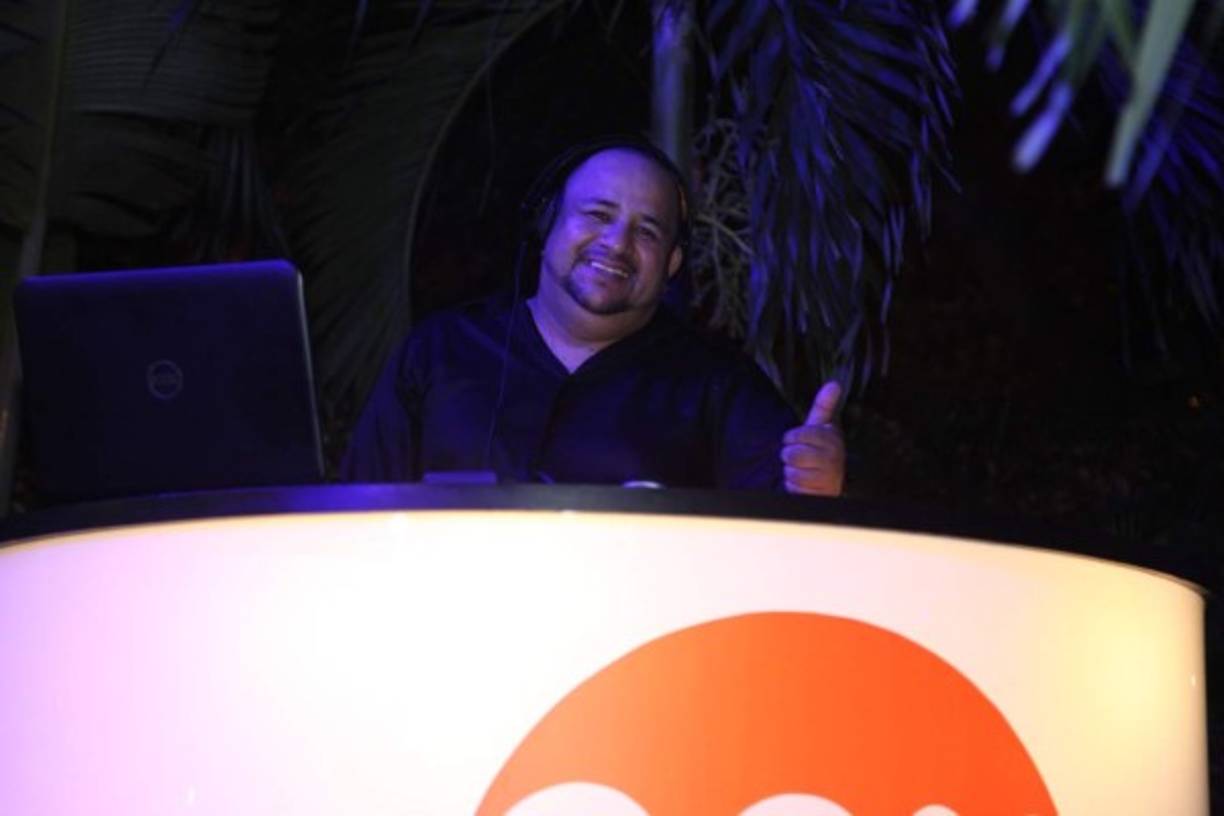 Blanco, el disyóquey residente del hotel.