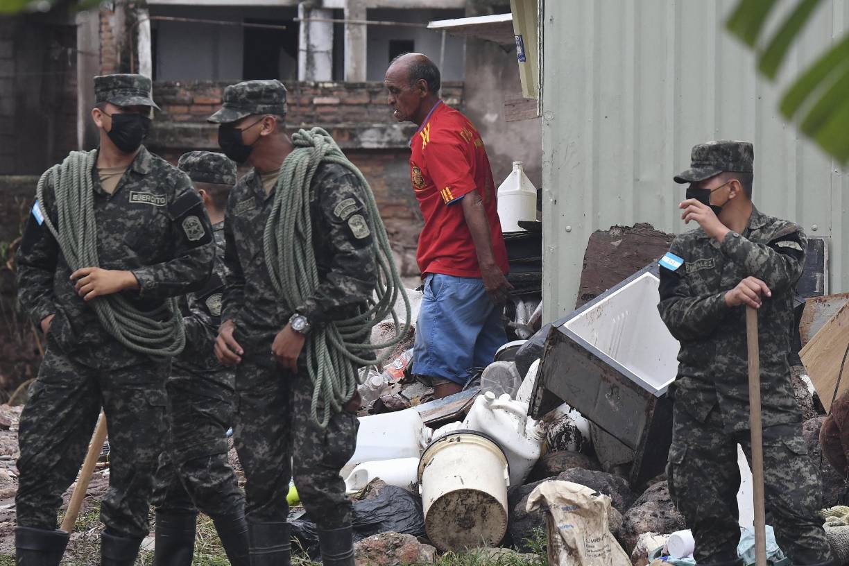 Este viernes, las autoridades de la municipalidad en conjunto con otras entidades, así como con miembros de las Fuerzas Armadas, iniciaron desde tempranas horas algunas labores de limpieza en las zonas afectadas por los intensos aguaceros que arrastraron un “mar” de escombros en diversas calles y avenidas de populosos barrios y colonias. 
