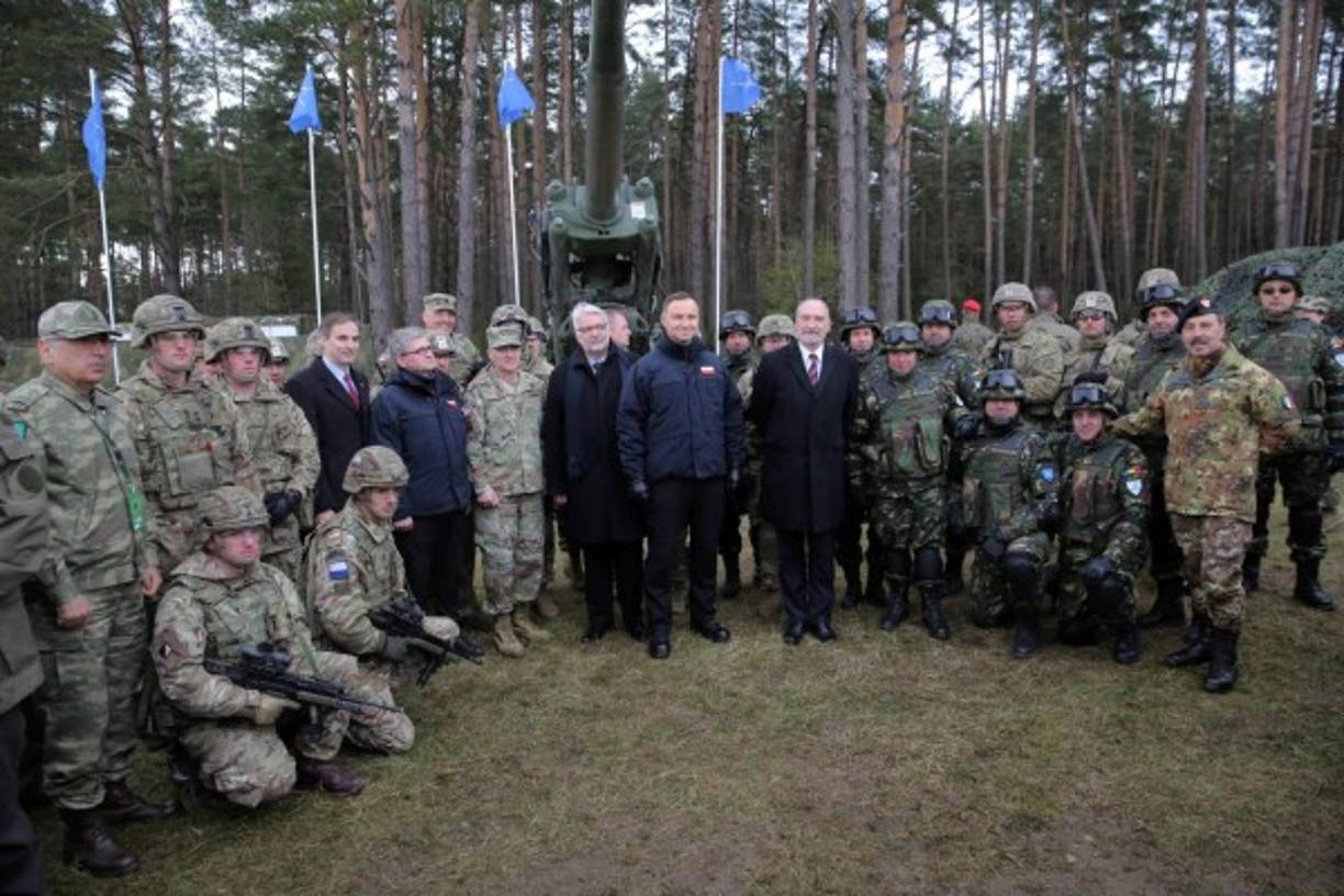 El Presidente polaco Andrzej Duda (centro), dio la bienvenida al contingente de Presencia Avanzada Avanzada de la Organización del Tratado del Atlántico Norte (OTAN).