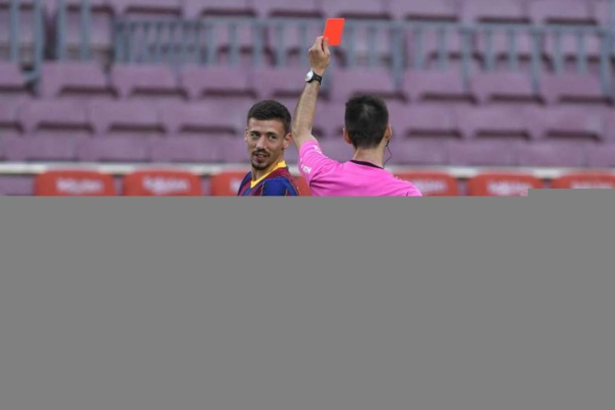 Clément Lenglet acabó expulsado en el Barcelona por doble amarilla y ya dice adiós a la competición. No jugará la última jornada.