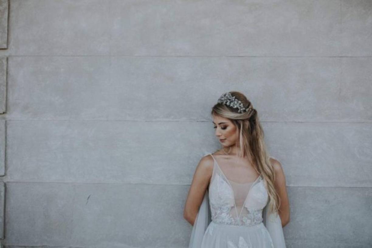 Sofía Herrera posando luego de su matrimonio hoy, en la iglesia de la localidad de Jacksonville, a las afueras de Montevideo (Uruguay). El vestido de la novia lucía un escote en V con un encaje que le daba un toque delicado al diseño.