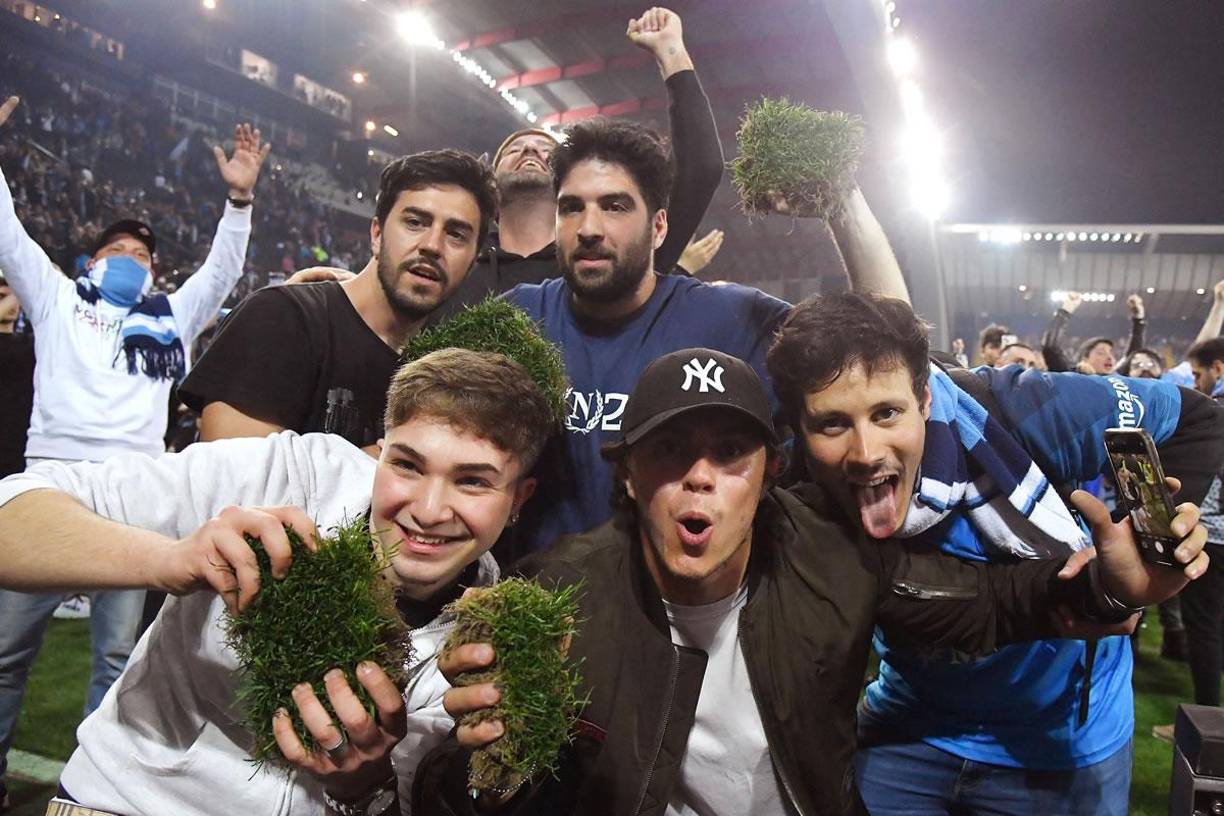 Algunos aficionados del Napoli se llevaron un trozo de césped del Stadio Friuli como recuerdo.