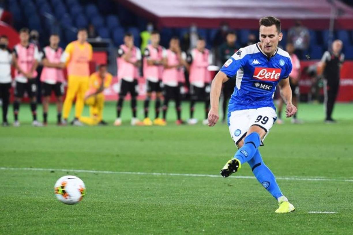El delantero polaco Arkadiusz Milik marcó el penal que le dio el título al Napoli contra la Juventus.