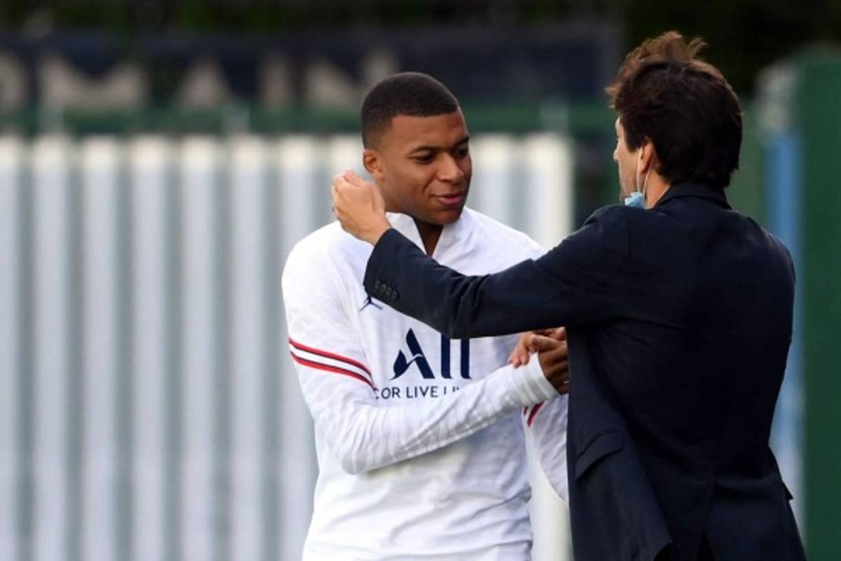 Mbappé fue el último en salir a la cancha para el entrenamiento y se encontró con Leonardo, el director deportivo del PSG.