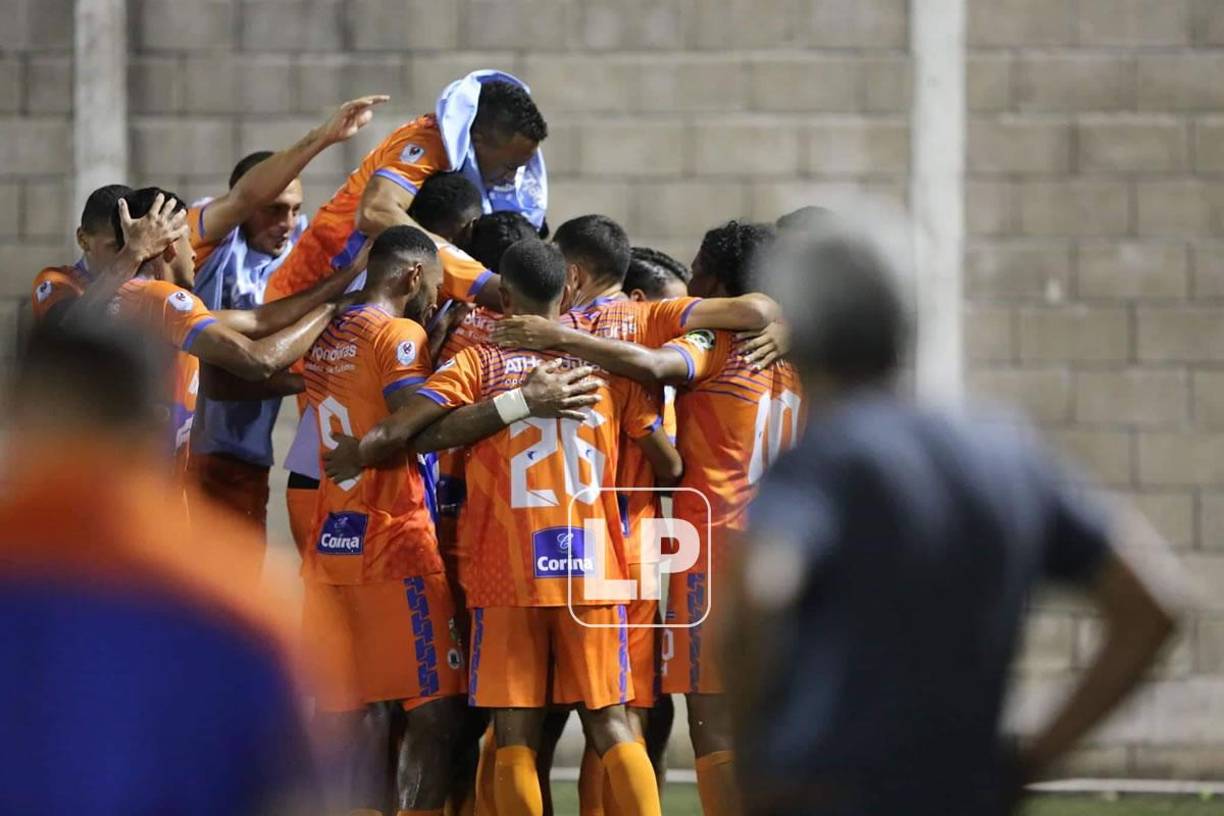 Jugadores de los Lobos de la UPN celebrando el primer gol marcado por Kilmar Peña.