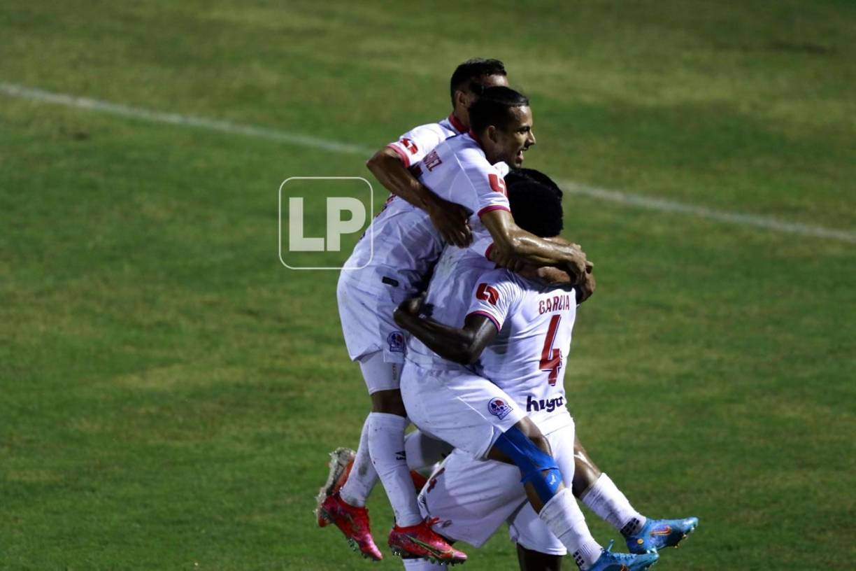 La alegría de los jugadores de Olimpia tras el tercer gol del partido ante el Vida.