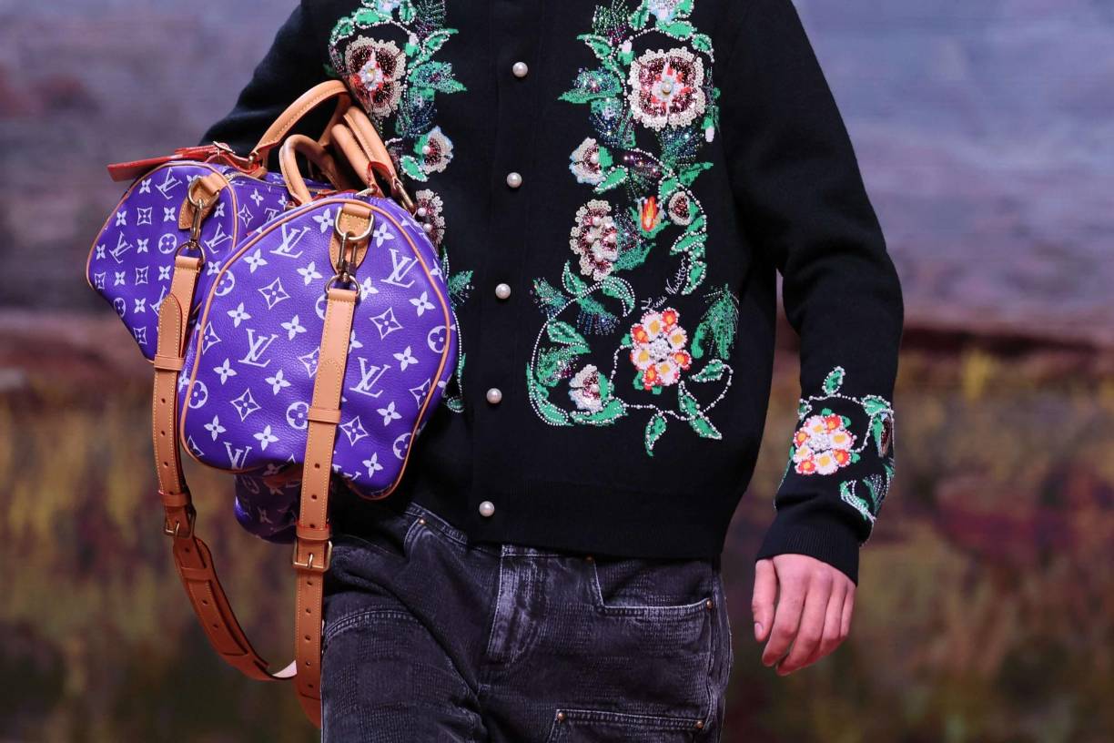 Daniel Lee, al frente de la firma hasta finales de 2021, presentó bolsos como el ‘Jodie’ y el ‘Arco’, versiones en maxi que rápidamente se convirtieron en un objeto de deseo entre los amantes de la moda. Estas piezas combinan lujo, artesanía y practicidad, haciendo de ellas una declaración versátil.