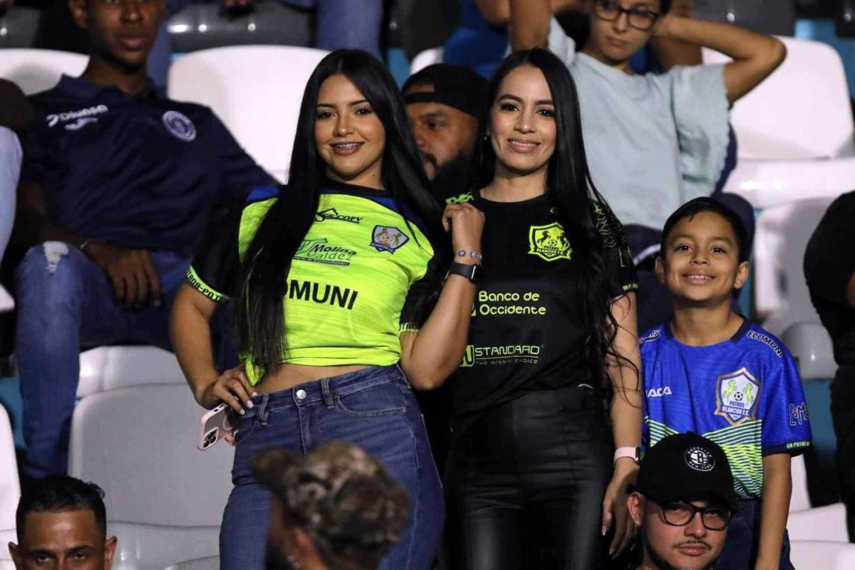 Las bellas Érica Cabrera y Stephanie Lobo, posando para el lente de Diario La Prensa.
