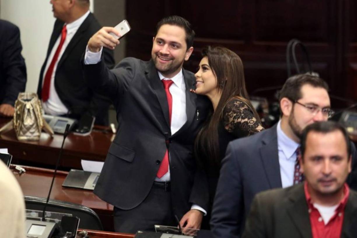 El diputado suplente Víctor Martínez posa para una selfie junto a la diputada por Francisco Morazán, Sobeyda Andino.