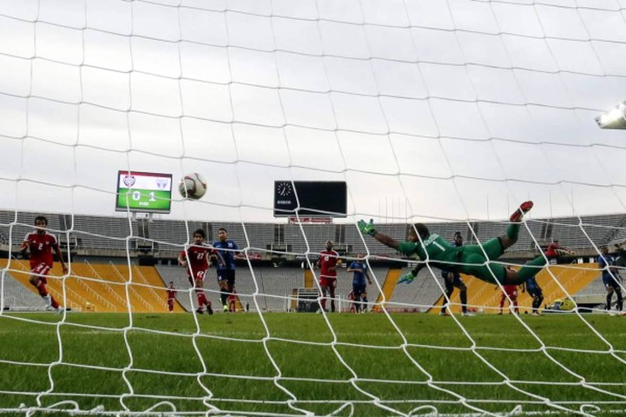 El portero hondureño Luis 'Buba' López se lanzó, pero no evitó el golazo de Omar Abdulrahman. Foto AFP