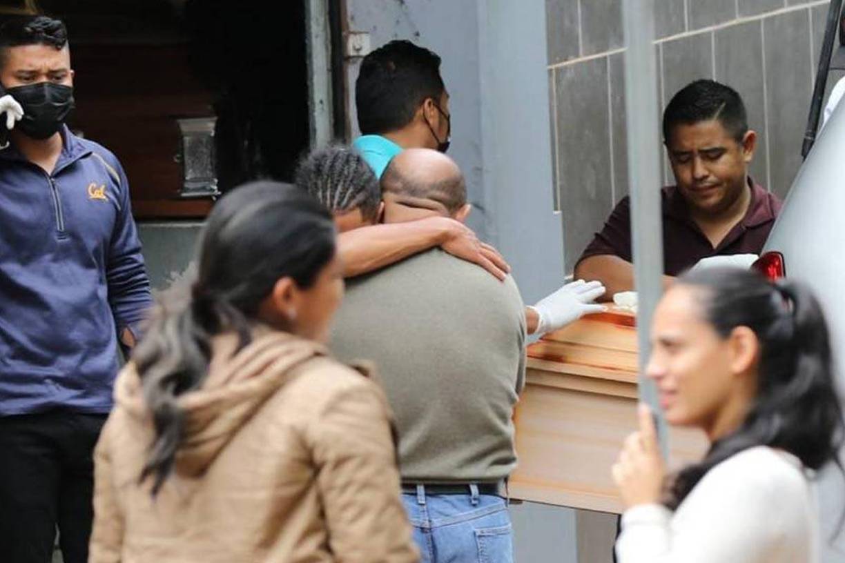 Los vecinos que escucharon el fuerte impacto, corrieron a auxiliar a la pareja que estaba con graves lesiones.