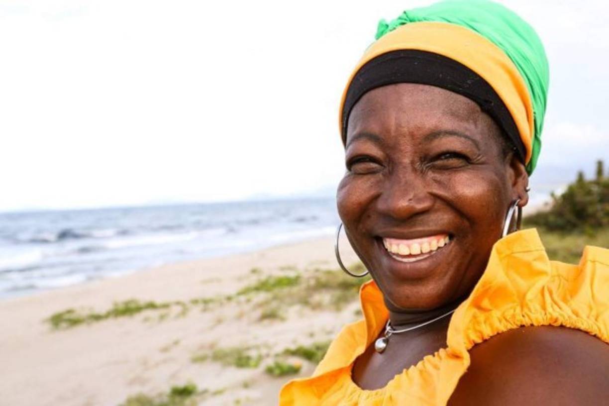 Rostros cálidos y sonrisas genuinas de las garífunas son filmadas en Tela.