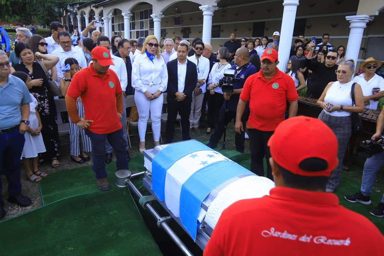 Durante su sepelio sonaba su más famosa canción: “Noche de Luna en La Ceiba”. 
