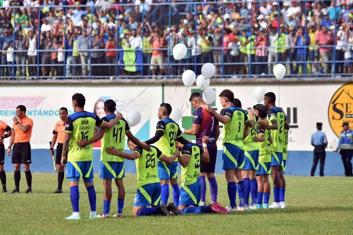Hubo minuto de silencio antes del inicio del partido y los jugadores de los Potros soltaron unos globos blancos al cielo.