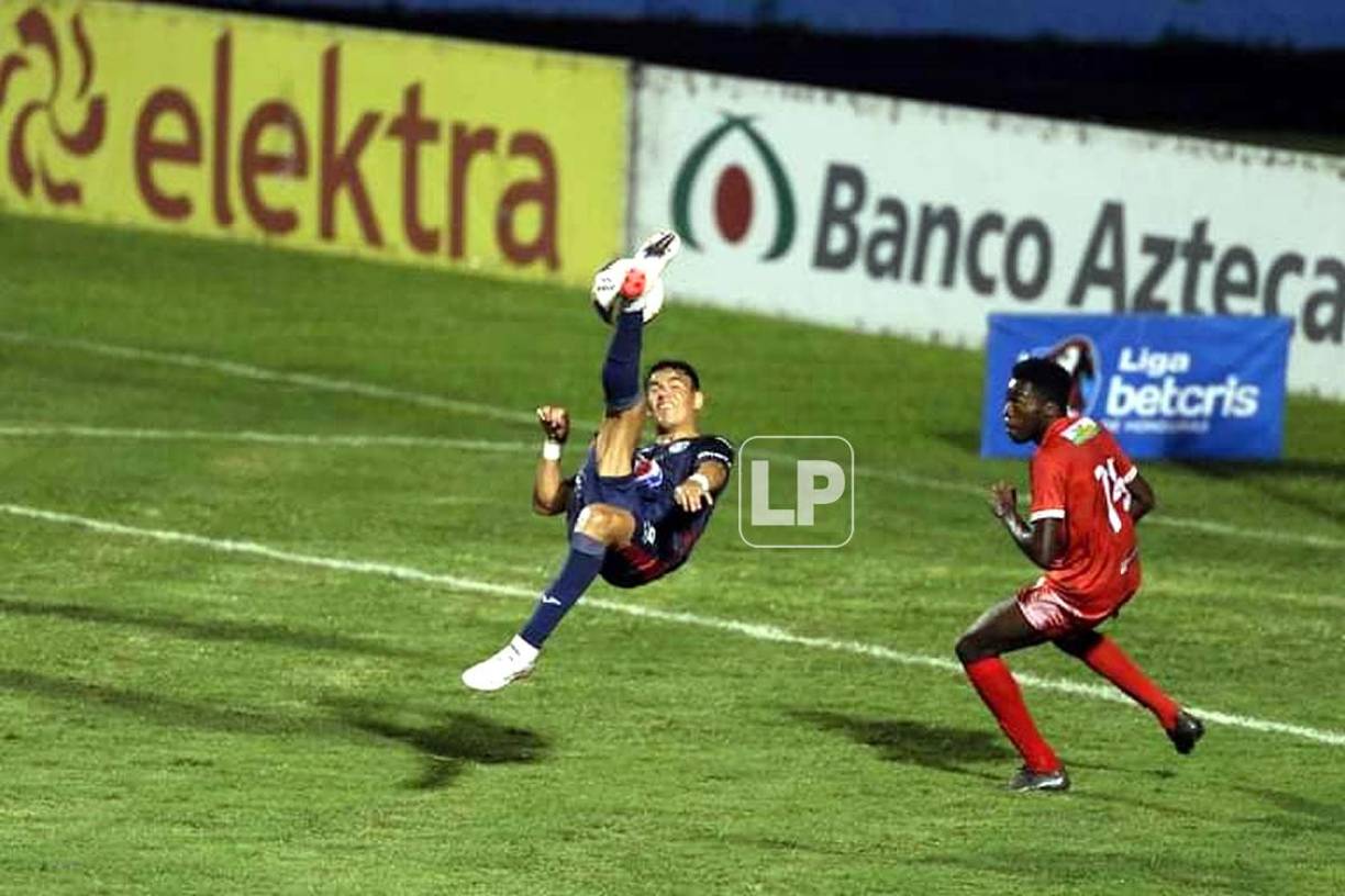 Roberto Moreira se tiró esta chilena buscando hacer un golazo contra la Real Sociedad, pero no le salió.