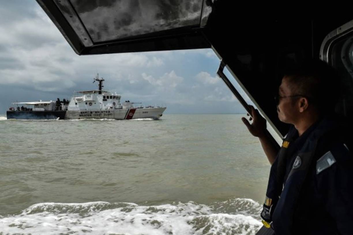 El buque de guerra USS John S. McCain colisionó con un barco de pescadores en aguas de Malasia. Al menos 10 marinos estadounidenses fallecieron en el accidente.
