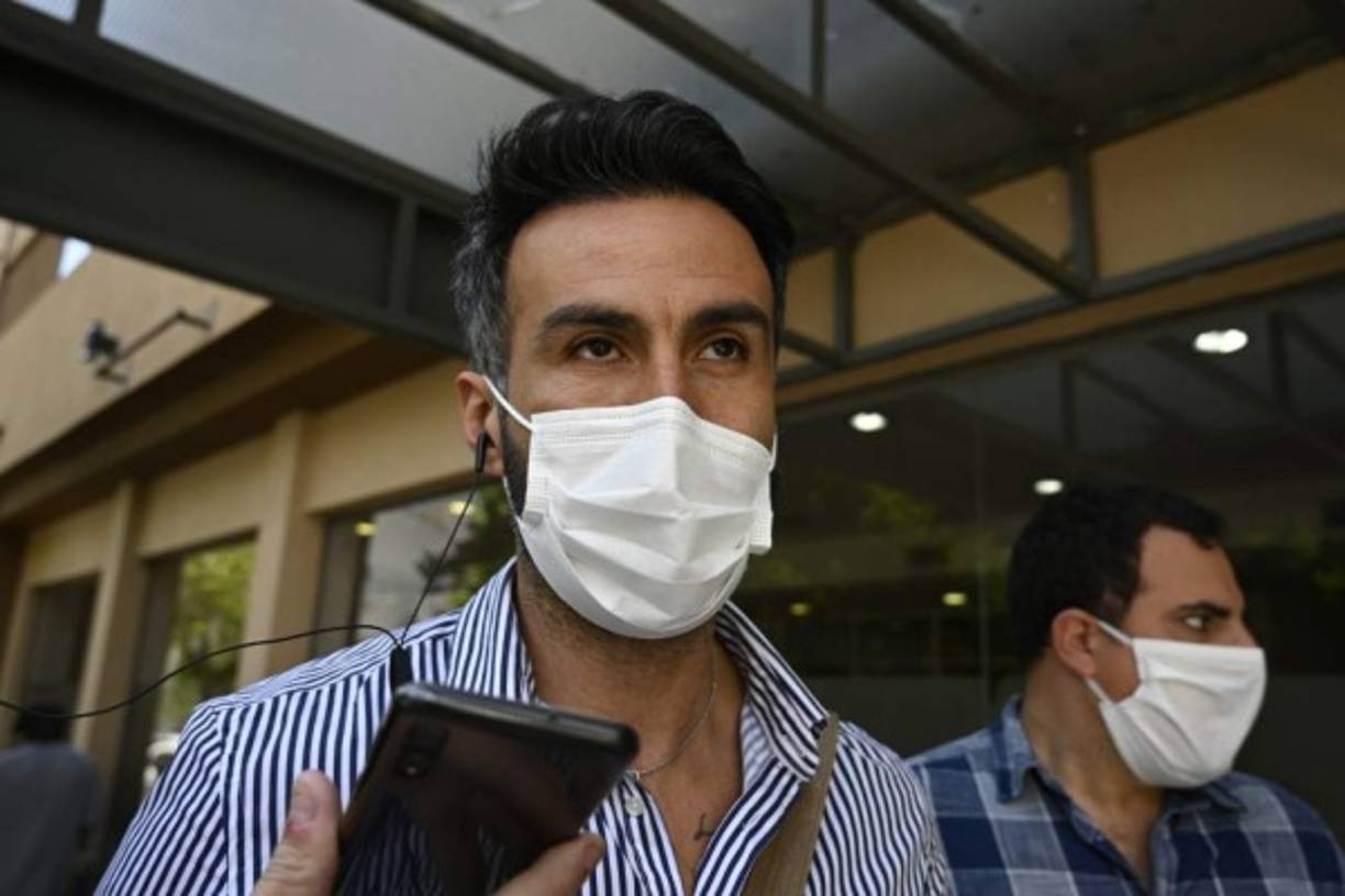 <br/><br/>Buenos Aires, Argentina | AFP | miércoles 03/11/2020 - 18:07 UTC-6 | 763 palabras<br/><br/><br/>RPT con cambio de origen<br/><br/>La leyenda del fútbol argentino Diego Maradona estaba la noche del martes a punto de entrar al quirófano para que le extraigan un hematoma en la cabeza, aunque se encuentra lúcido y tranquilo, cinco días después de cumplir 60 años.<br/><br/>'Lo voy a operar yo de un hematoma subdural. Es una operación de rutina. Está lúcido. Él comprende. Está totalmente de acuerdo. Está muy tranquilo ', dijo su médico, Leopoldo Luque, en rueda de prensa.