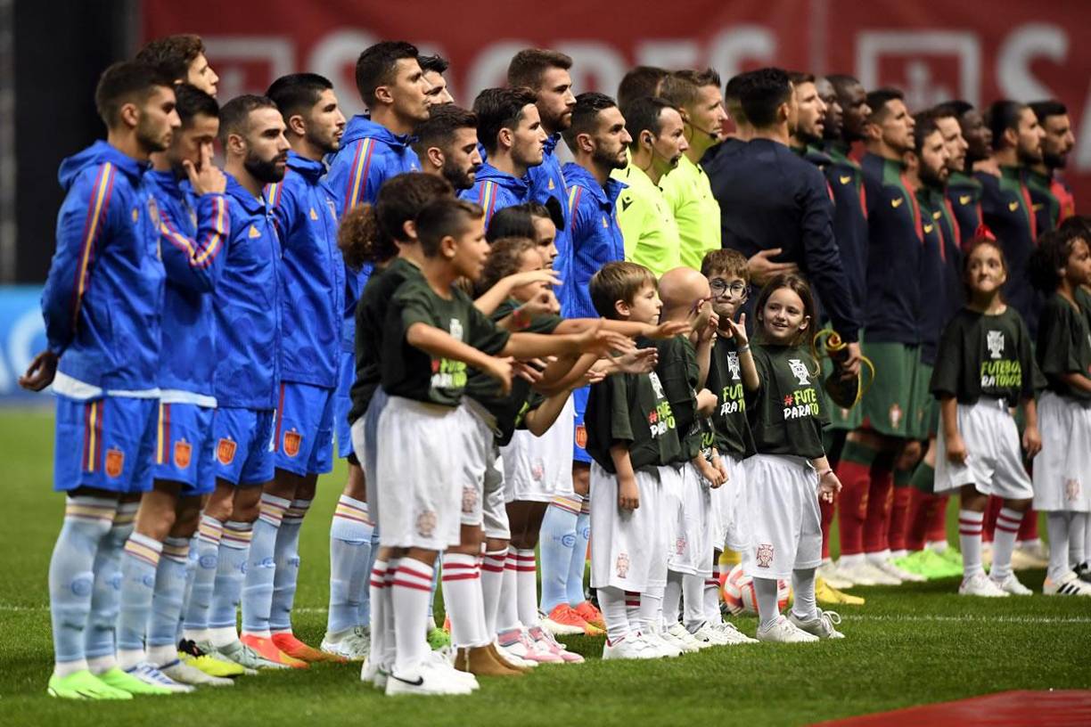 Las selecciones de Portugal y España durante la entonación de los himnos nacionales.