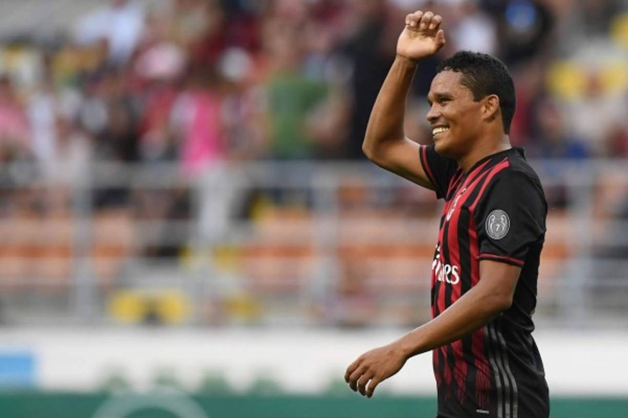 El Sevilla persigue desde hace semanas el regreso de Carlos Bacca, por lo que a principios de la próxima semana pondrá una oferta sobre la mesa del Milan para llevarse al 'cafetero'.