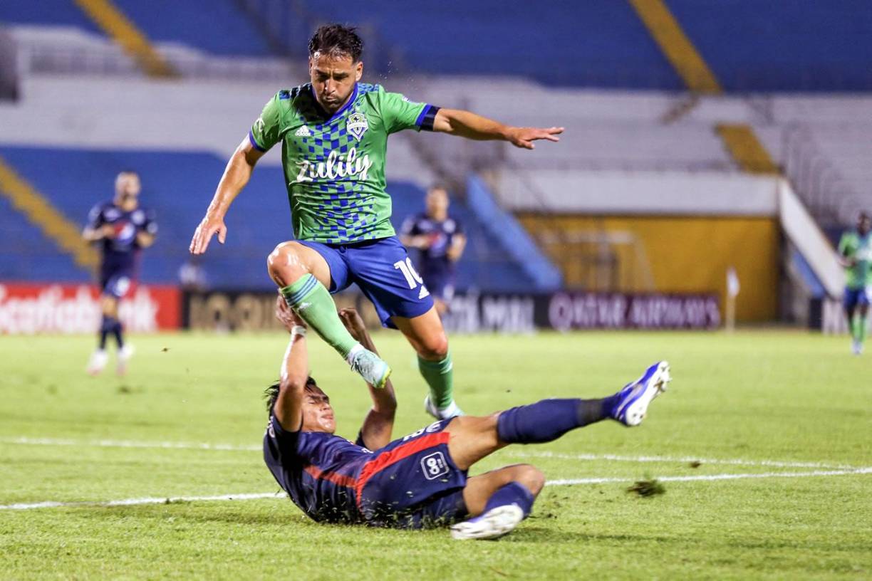 Denil Maldonado se barrió con todo para sacarle el balón a Nicolás Lodeiro.