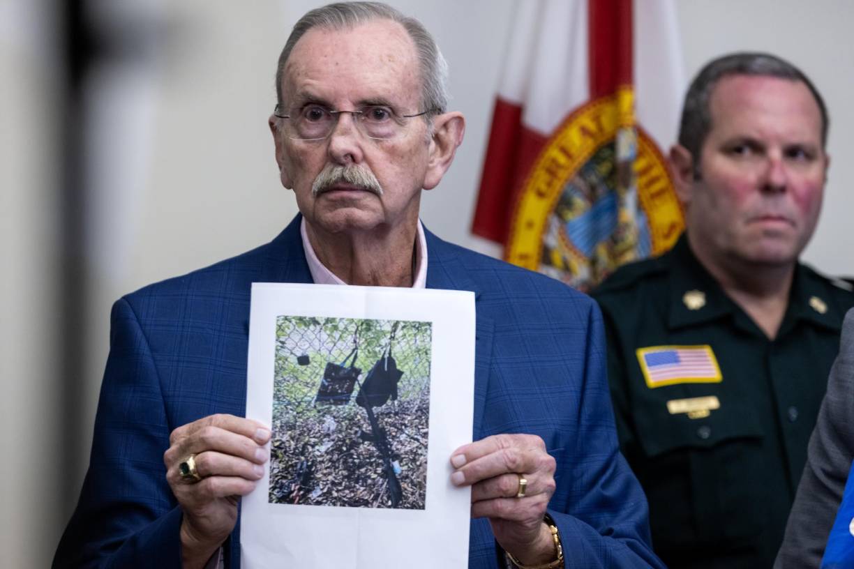 El sheriff Ric Bradshaw muestra una foto de los elementos que se encontraron junto a la valla del campo de golf perteneciente al expresidente Donald Trump en Palm Beach. 