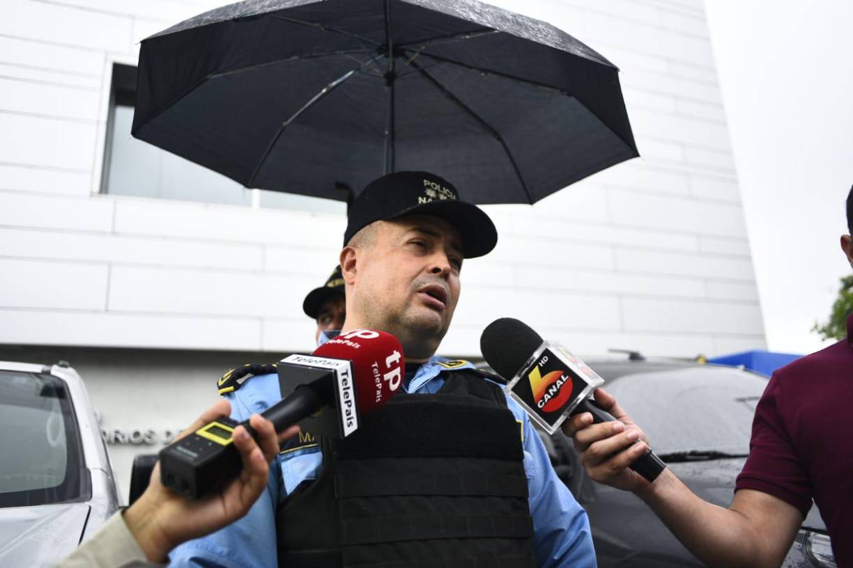 La Policía Nacional, mediante acciones rápidas y revisión de cámaras en el lugar, logró ubicar horas después a los presuntos hechores y los capturó, los puso a la orden de los juzgados quien los remitió al penal de Siria en Tegucigalpa.