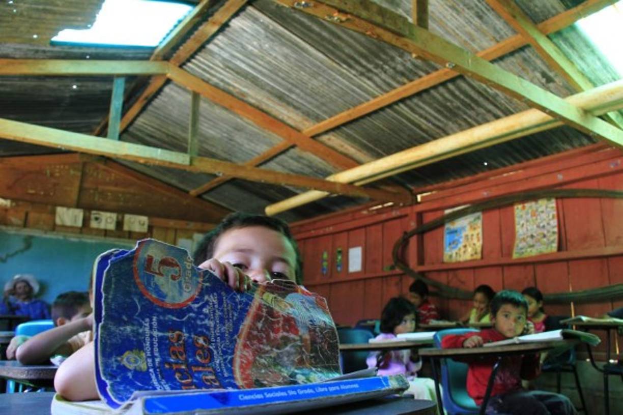 Los libros con los que estudian los escolares ya están rotos y datan de más de 10 años.