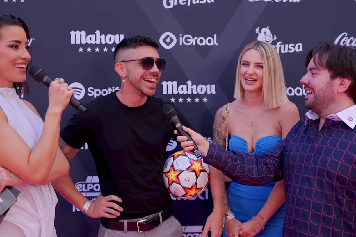 El youtuber español DjMaRiiO fue uno de los primeros en aparecer por la Alfombra Roja de la Velada del Año 3 junto a su novia Noelia San Martín.