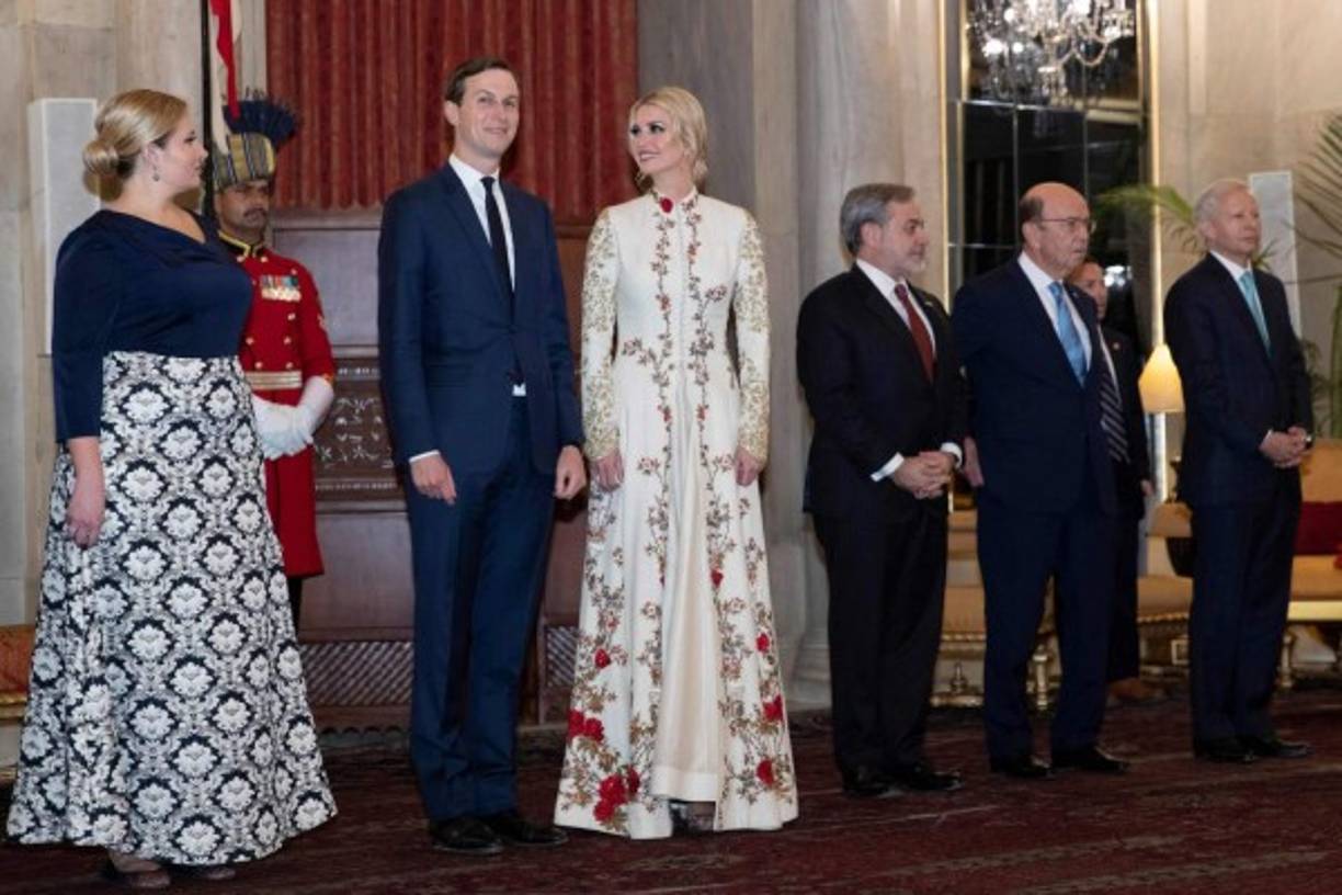 Ivanka, por su parte, optó por un elegante diseño tradicional de la India para asistir a la cena de Estado.