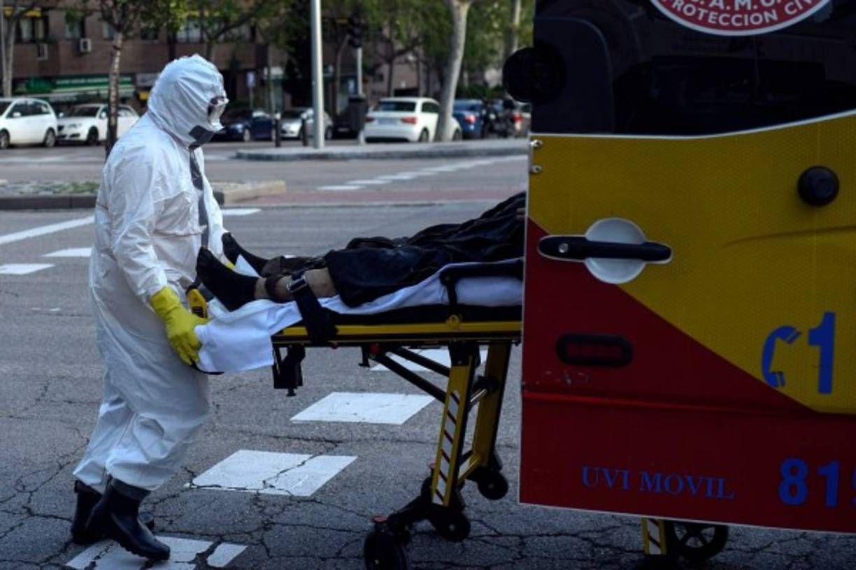 España registró un repunte de muertes con 619 víctimas, entre ellos 23 médicos, según el Colegio Oficial de Médicos de Madrid, nueve farmacéuticos y varios enfermeros. Pero el Gobierno afirma que la economía debe reactivarse y garantiza las medidas de protección para los empleados.