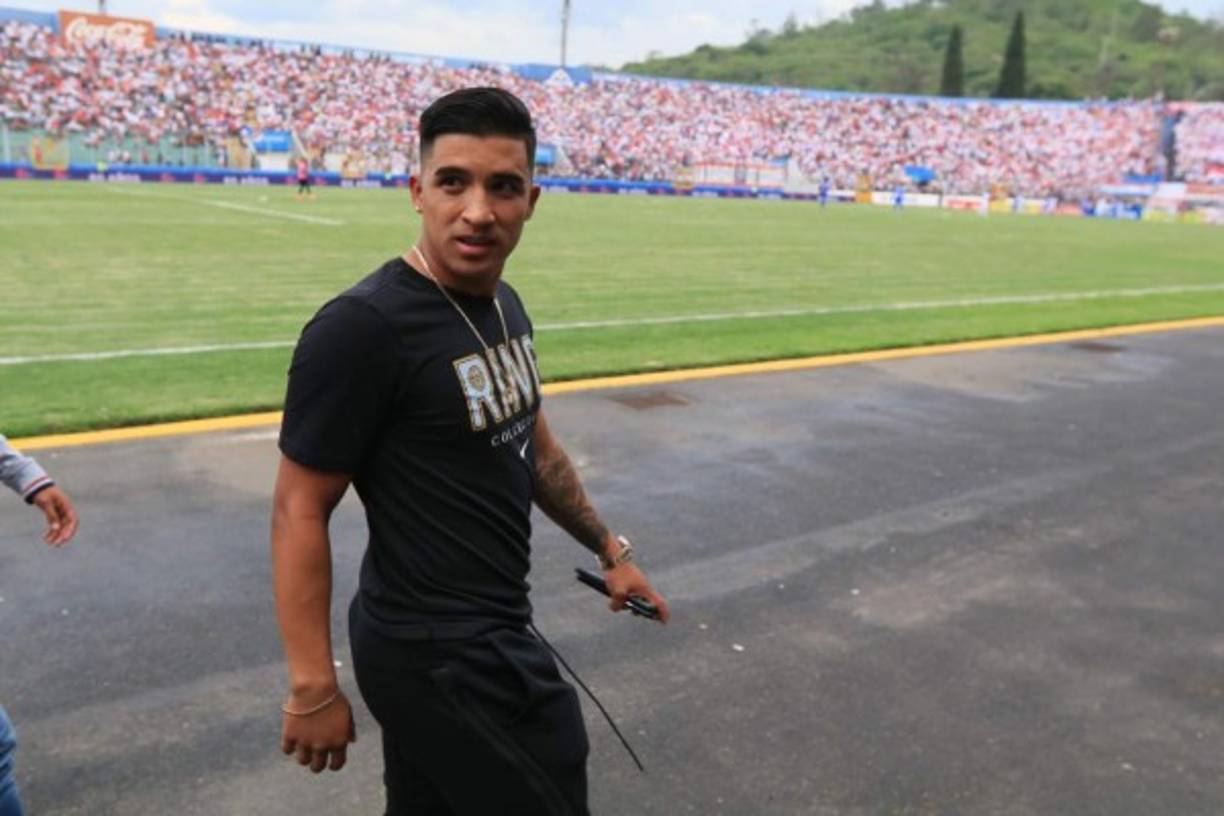 Michaell Chirinos, jugador de los Lobos de BUAP, pero que pertenece al Olimpia, llegó al estadio Nacional para ver el partido.