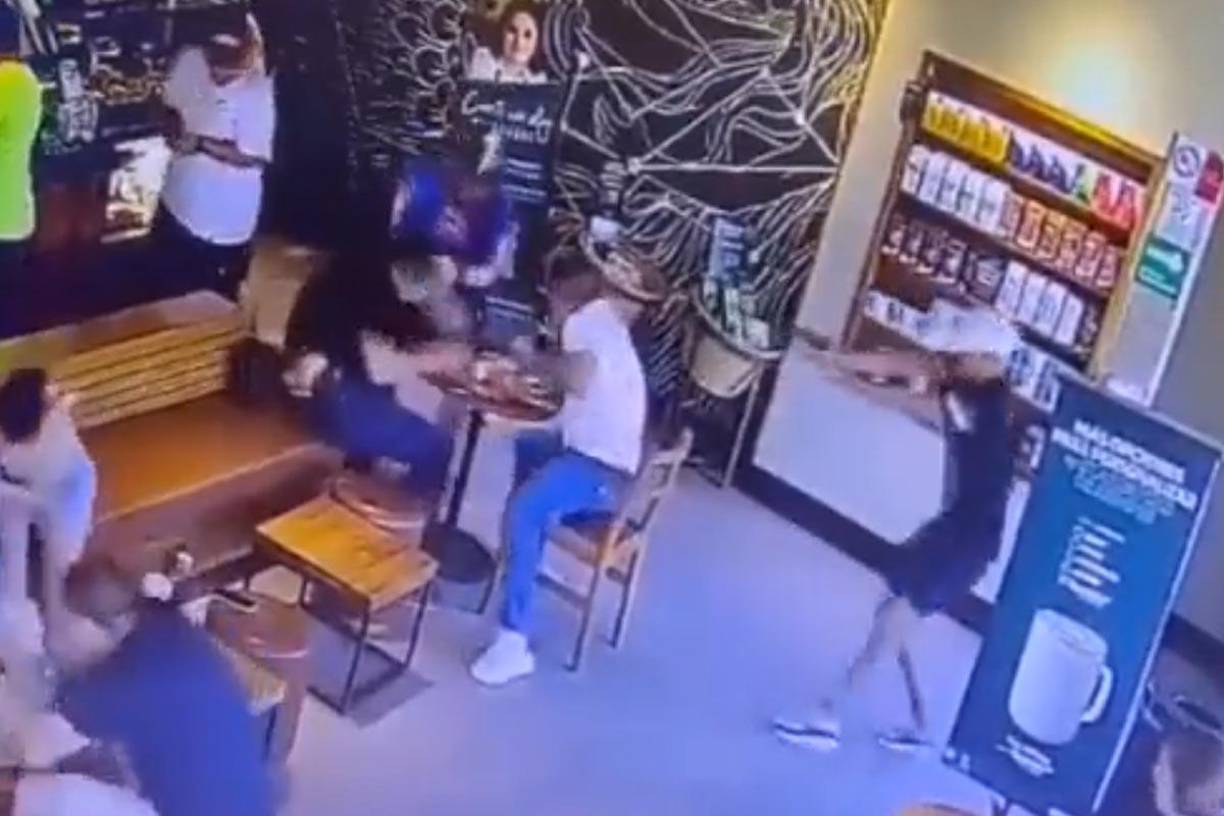 Los agresores realizaron 4 detonaciones al tórax del empresario, mientras que su guardaespaldas, que intentó repeler el ataque resultó lesionado con un rozón en la cabeza y otras partes del cuerpo. 