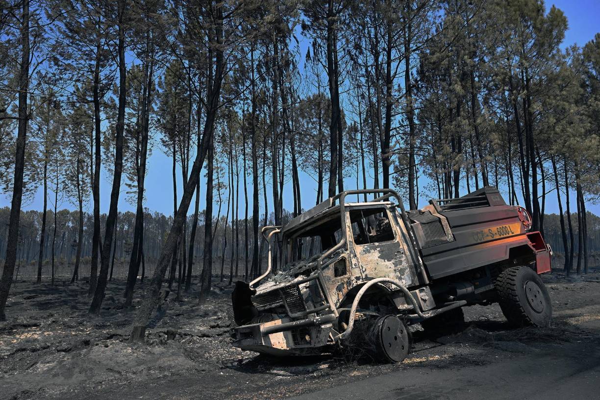 Italia también atraviesa un verano marcado por la sequía, la peor en siete décadas, que ha secado gran parte de la cuenca del Po, el principal río del país que atraviesa todo su norte, causando un mal estado en los glaciares, como en la Marmolada, que el pasado julio colapsó y provocó un alud que arrastró y mató a once alpinistas.